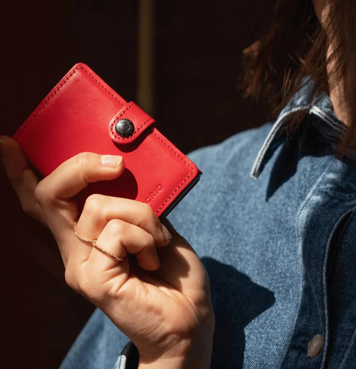 Discover our women's accessories collection, featuring stylish hats, chic sunglasses, and a variety of elegant pieces to complete your look with effortlessy