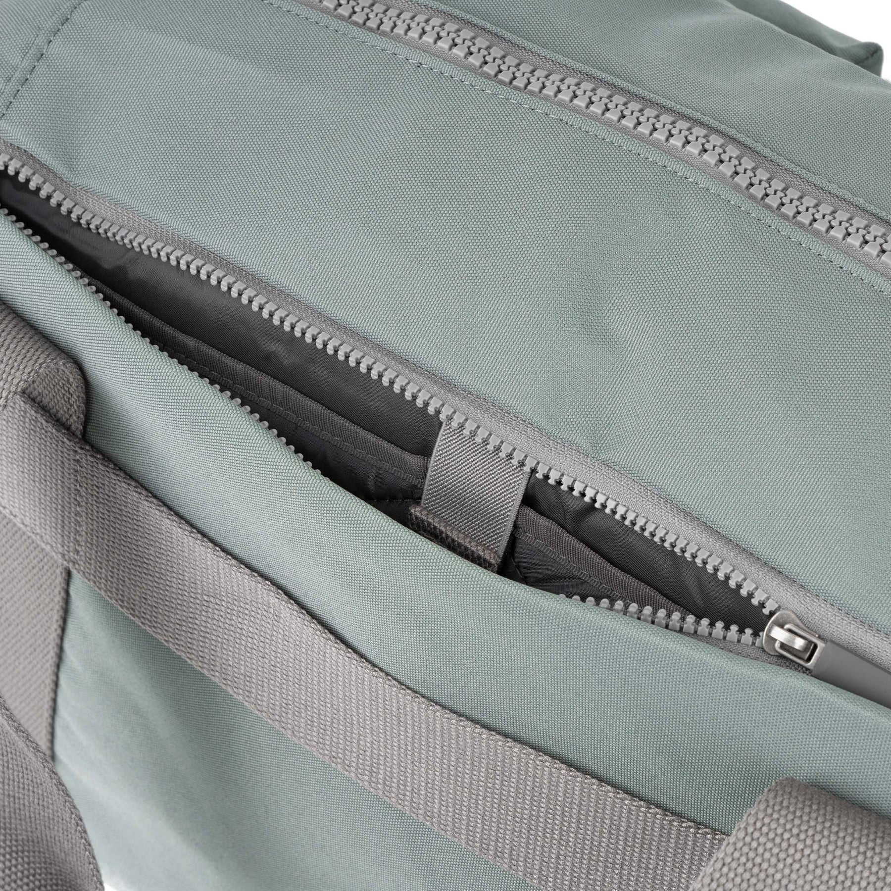 Roka, Gatwick Medium OV Pewter