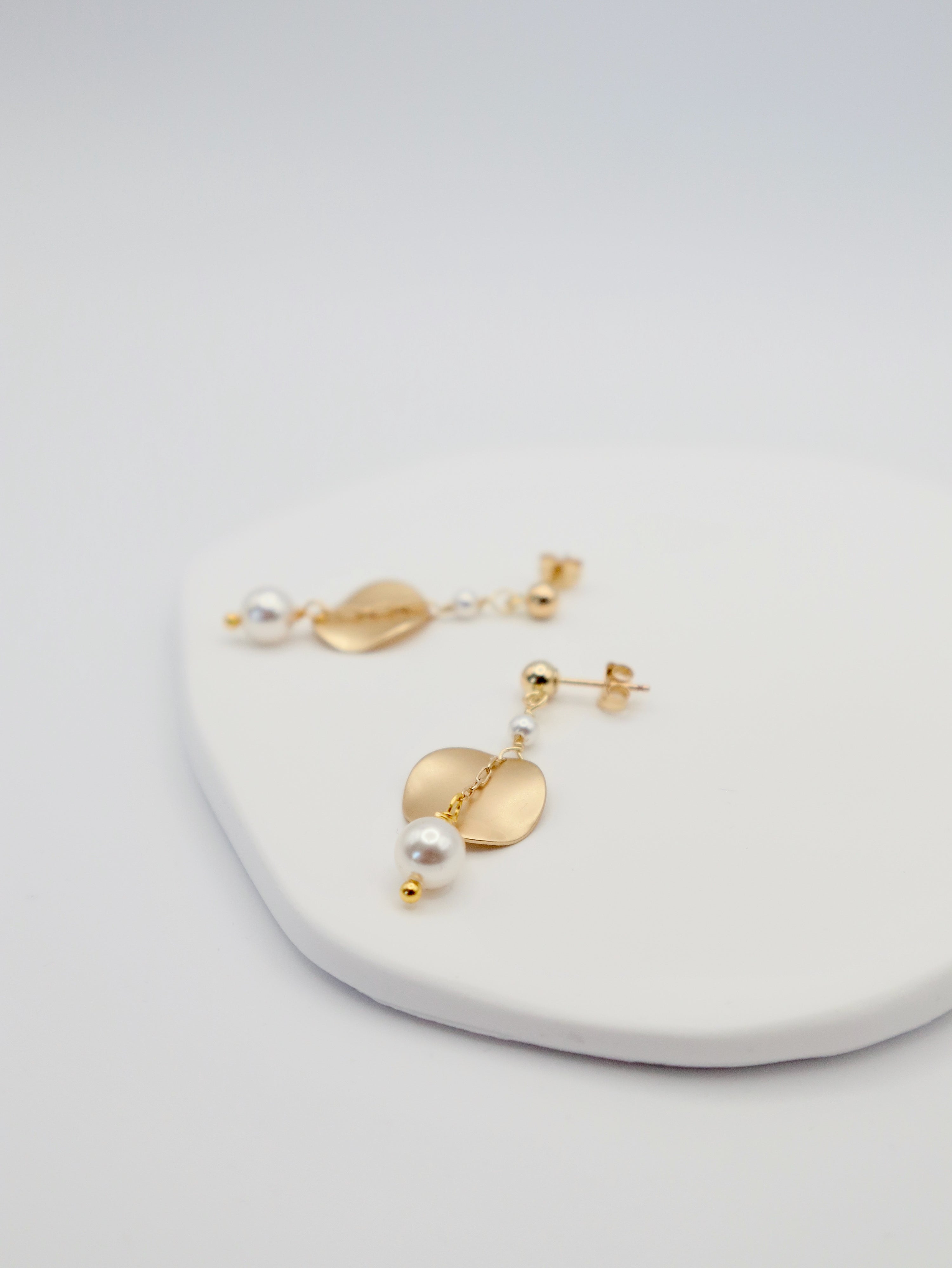 Vivien Walsh, Ripple Disc Earrings White