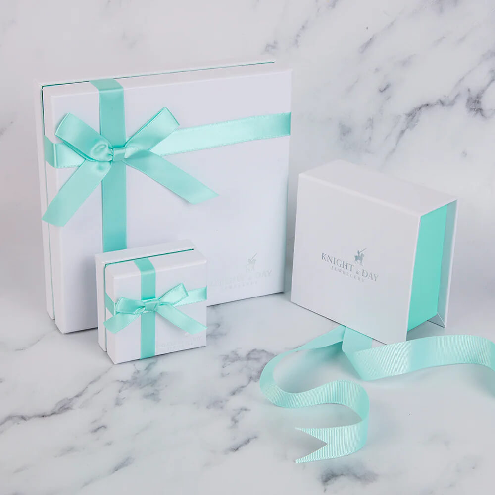 Knight & Day, Noemi Bangle