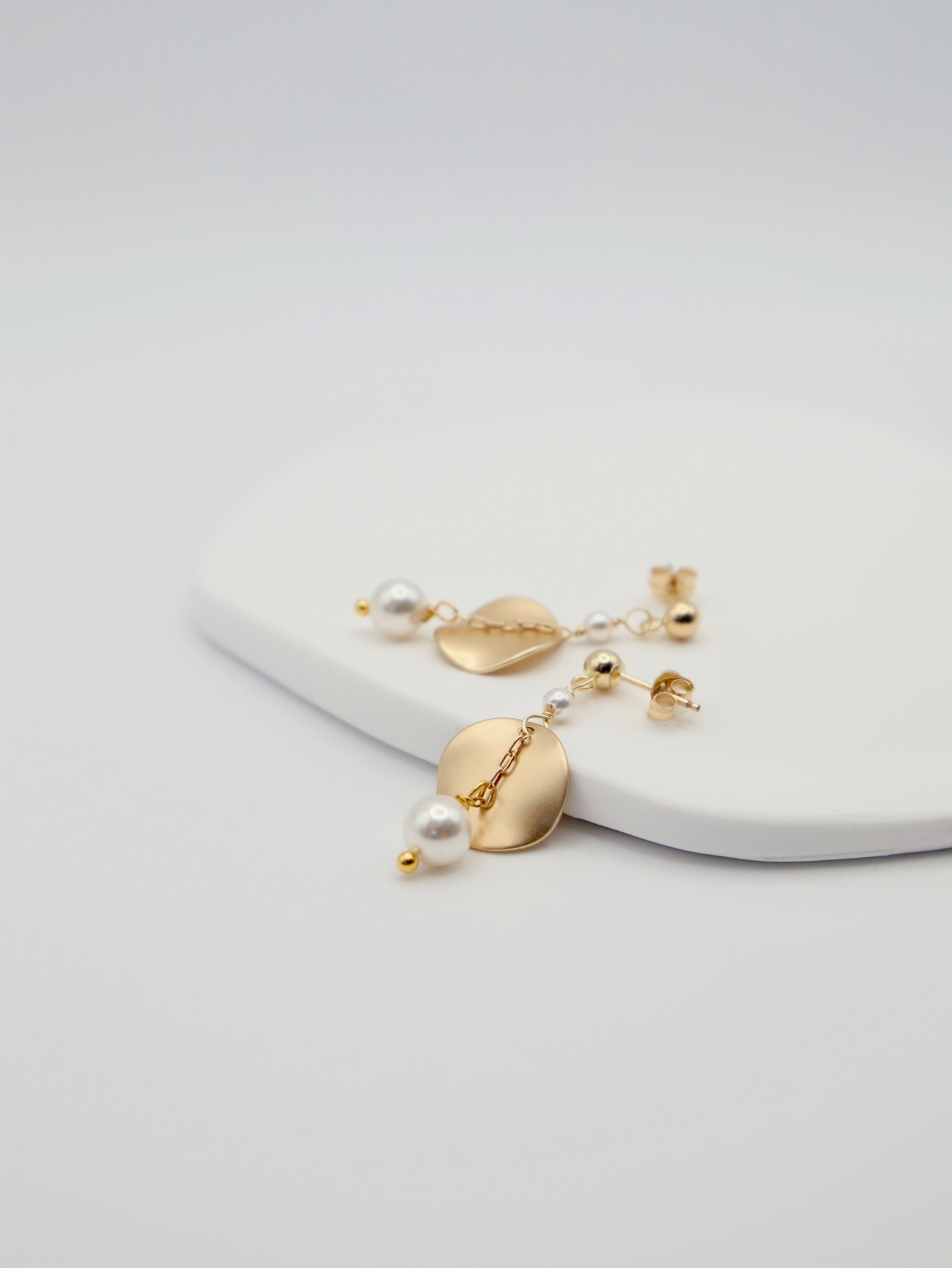 Vivien Walsh, Ripple Disc Earrings White