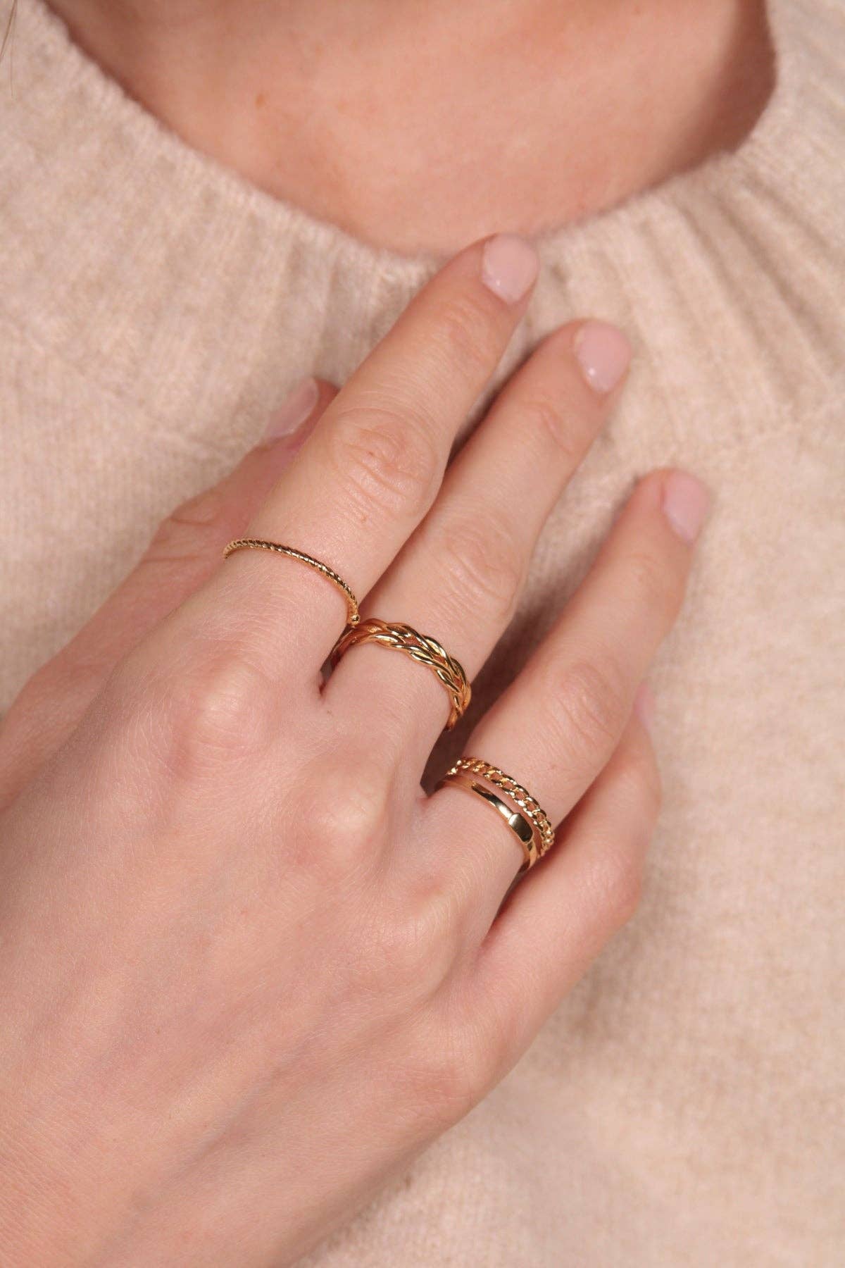 Waekura, Leonie Ring